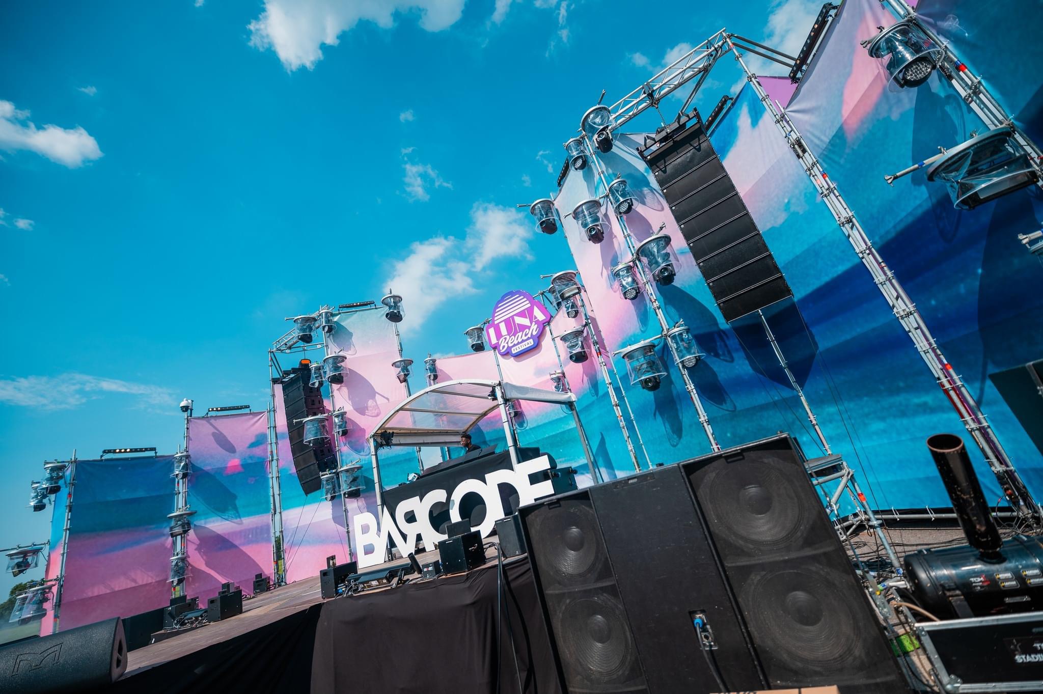 Barcode Stage bij Luna Beach Festival